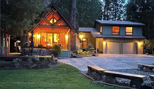 Riverfront Home near Sunriver w/hot tub and 2 firepits