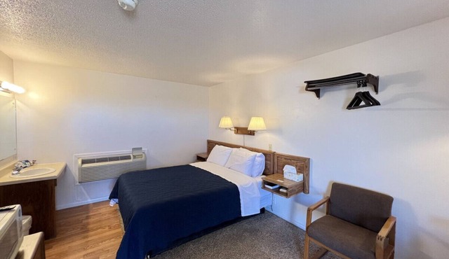Room 101 - Standard Queen - Sleeps 2 - West Lake Grandvue Inn
