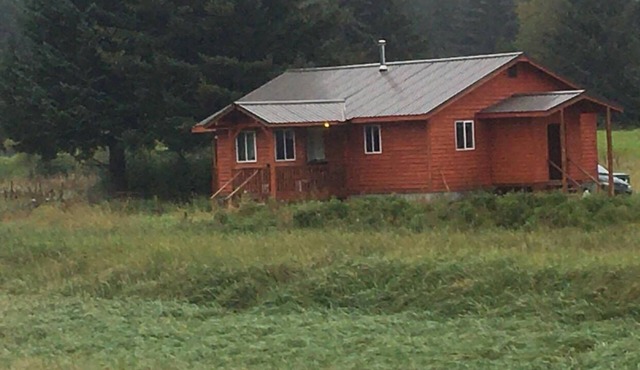 SALMON RIVERBEND LODGE FISHERMEN CABIN WTH RIVER ACCESS FISH RIGHT OUT YOUR DOOR