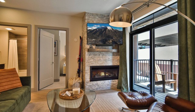 Skywalk Flats Amphitheater Retreat: Downtown, Rooftop Hot Tubs