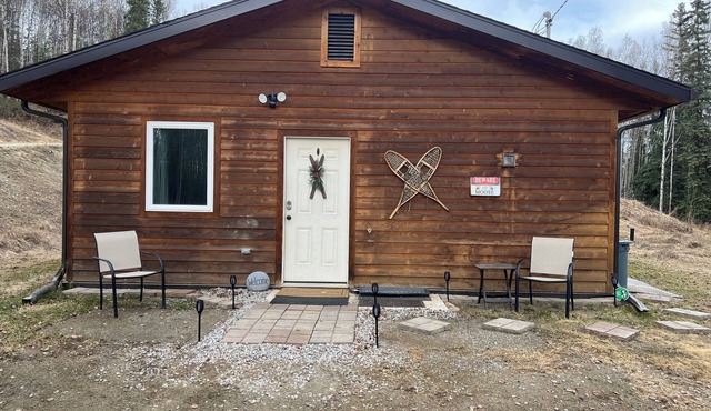 Spacious 1-Bedroom Alaskan Cabin in the hills.