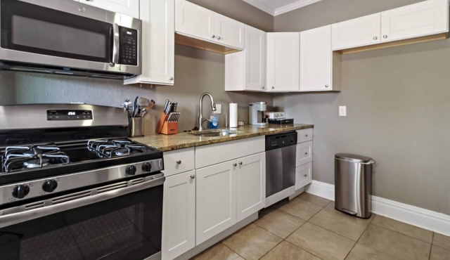 Spacious 2BR-1BA Laundry & Backyard