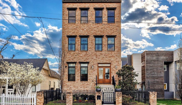 Spacious 5-bedroom house w/Elevator and Game room!