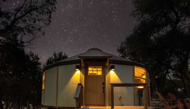 Stargazer Luxe-Yurt with private Hot Tub
