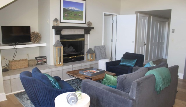 SUMMERTIME IN THE MOUNTAINS! 1BR/2Bth -VIEWS, garage parking, fireplace, balcony