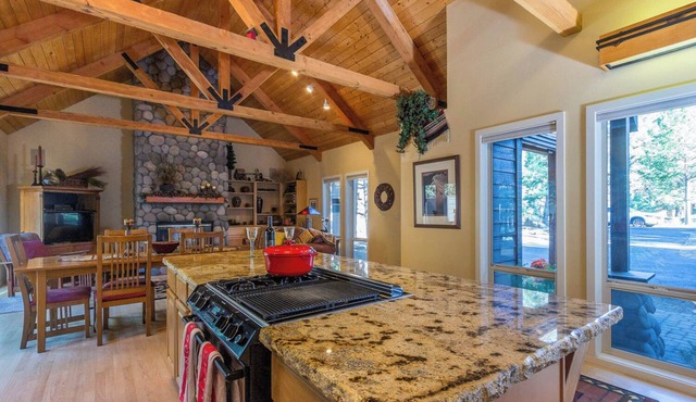 Sunriver Home w/2 Master Suites, 4 BD, 3 BA, 10 SHARC Passes, Bikes
