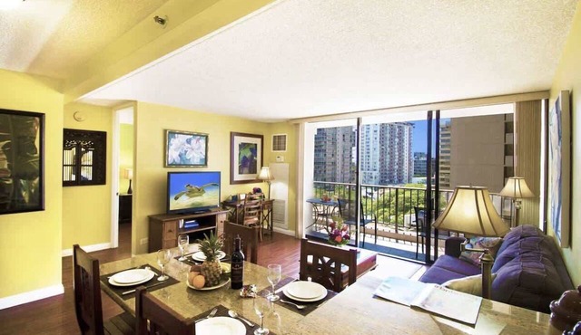 Sunset condo w/pool, gym & Diamond Head views
