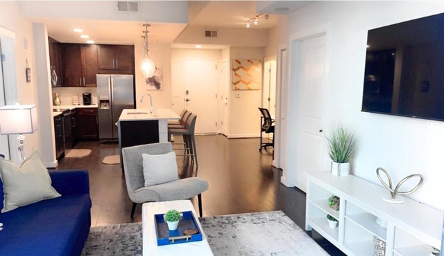 The Luxe -Highrise, Balcony, Year-round Pool, City View!