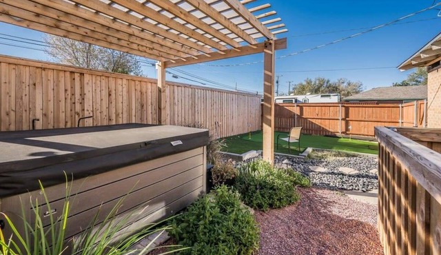 The Oasis | Hot Tubs | Mini-Golf |EV Charger | 2x Kitchens, Sleeps 12