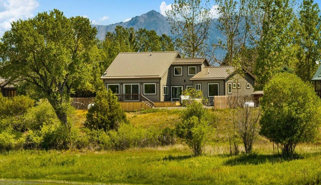 The Riverhouse on the Yellowstone - Cozy riverside home with hot tub!