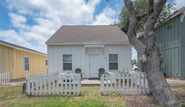 This cottage is a 3 bedroom(s), 2 bathrooms, located in Rockport, TX.