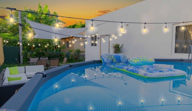 This house is a 6 bedroom(s), 3 bathrooms, located in Miami, FL.