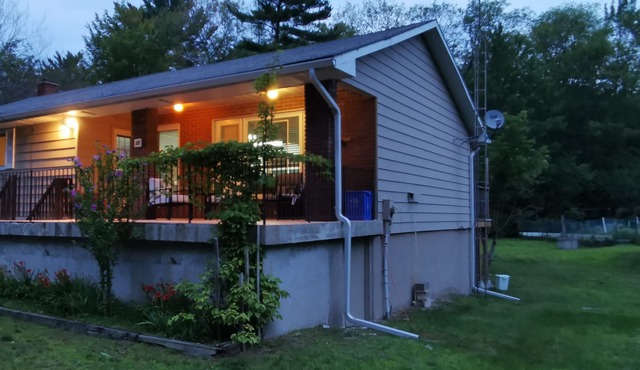 Tiny Reds - Spacious and Cozy Cottage next to Cove Beach