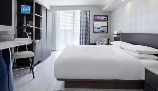 Two City View Units w/Breakfast, Pool & Gym Access
