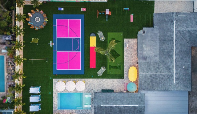 Unique 6 BR Ice Cream Villa, Heated Pool, 15mins to Clearwater Beach, Pickleball