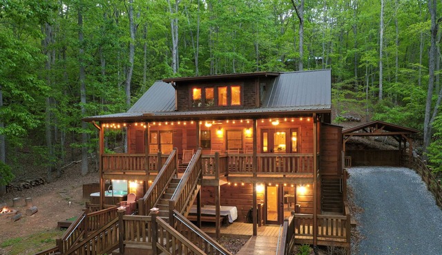 Upscale Cabin! Hot Tub & Arcade. Relax and Make Memories!