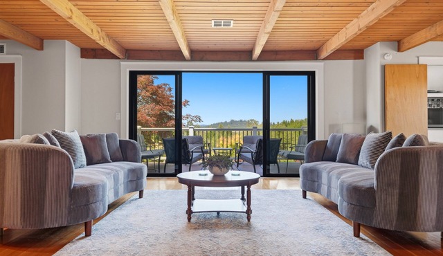 Vintage 2BR Carlton retreat with hot tub, EV charging, and game room.