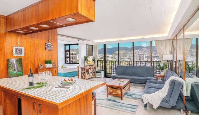 Waikiki condo w/pool & free parking