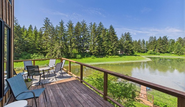 Waterfront 5-Bedroom Retreat w/Sauna & Firepit