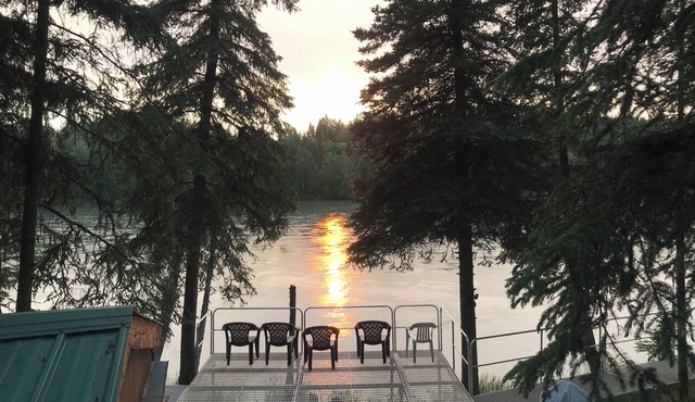 Waterfront Home, Cottage and Deck on the Kenai River.