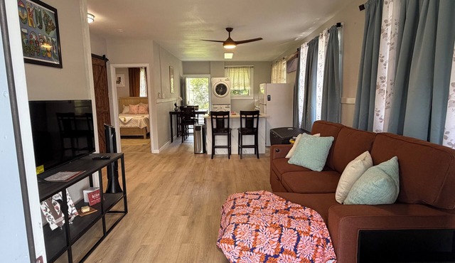 Welcoming 2-bedroom house in the heart of Hilo close to good eats and must haves