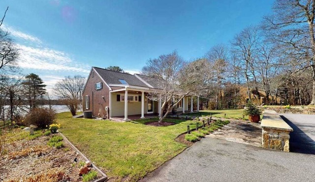 Wonderful waterfront getaway with furnished deck, pond access, kayaks & WiFi
