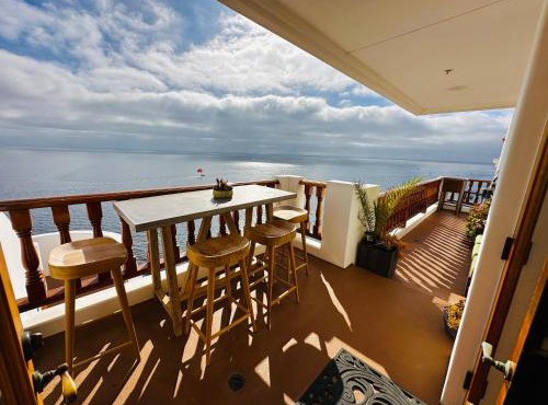 Wrap-around balcony w ocean views & hot tub