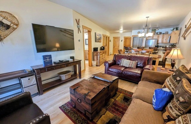 Cozy Keystone Condo | Hot Tubs, Patio & Views