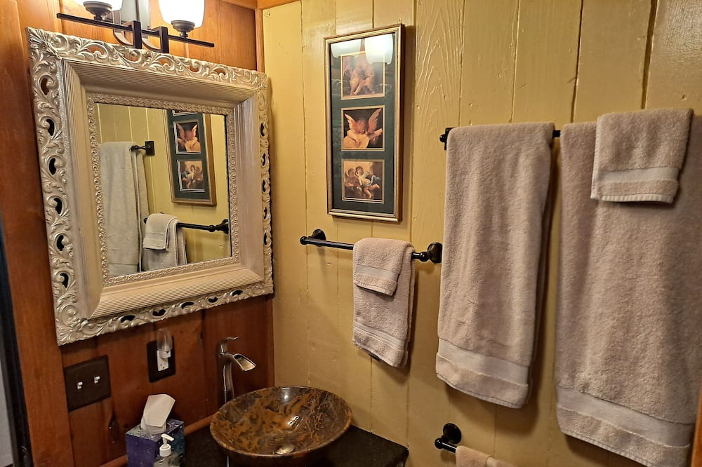 Photo of Bathroom in Gold Bar