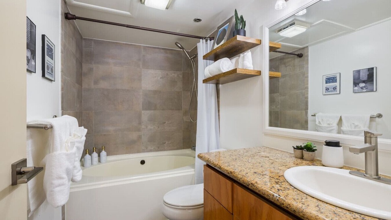 Photo of Bathroom in Downtown Honolulu