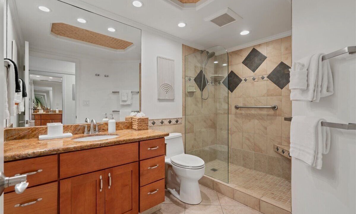 Photo of Bathroom in Historic Lahaina Front Street
