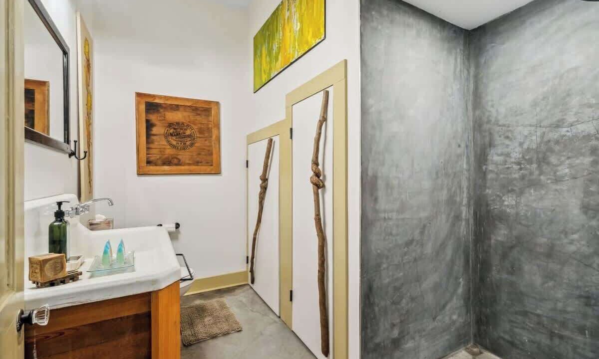 Photo of Bathroom in Seventh Ward