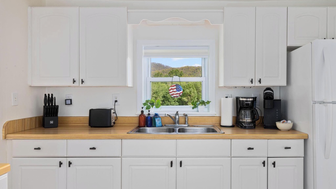 Photo of Kitchen in Roan Mountain
