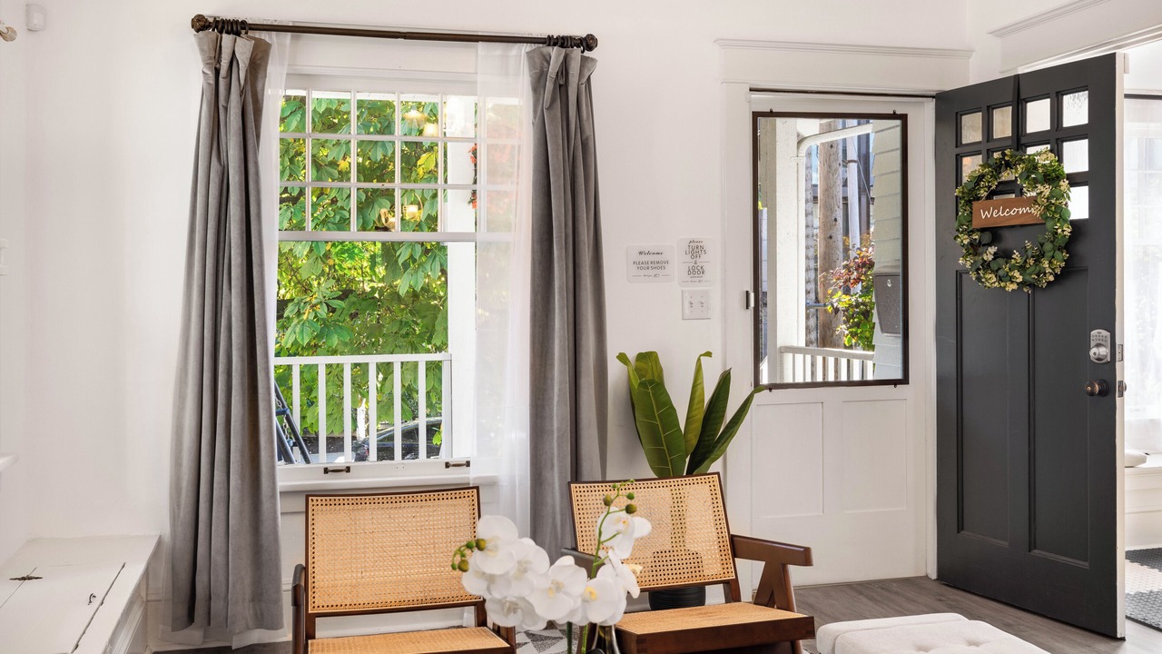 Photo of Livingroom in University District