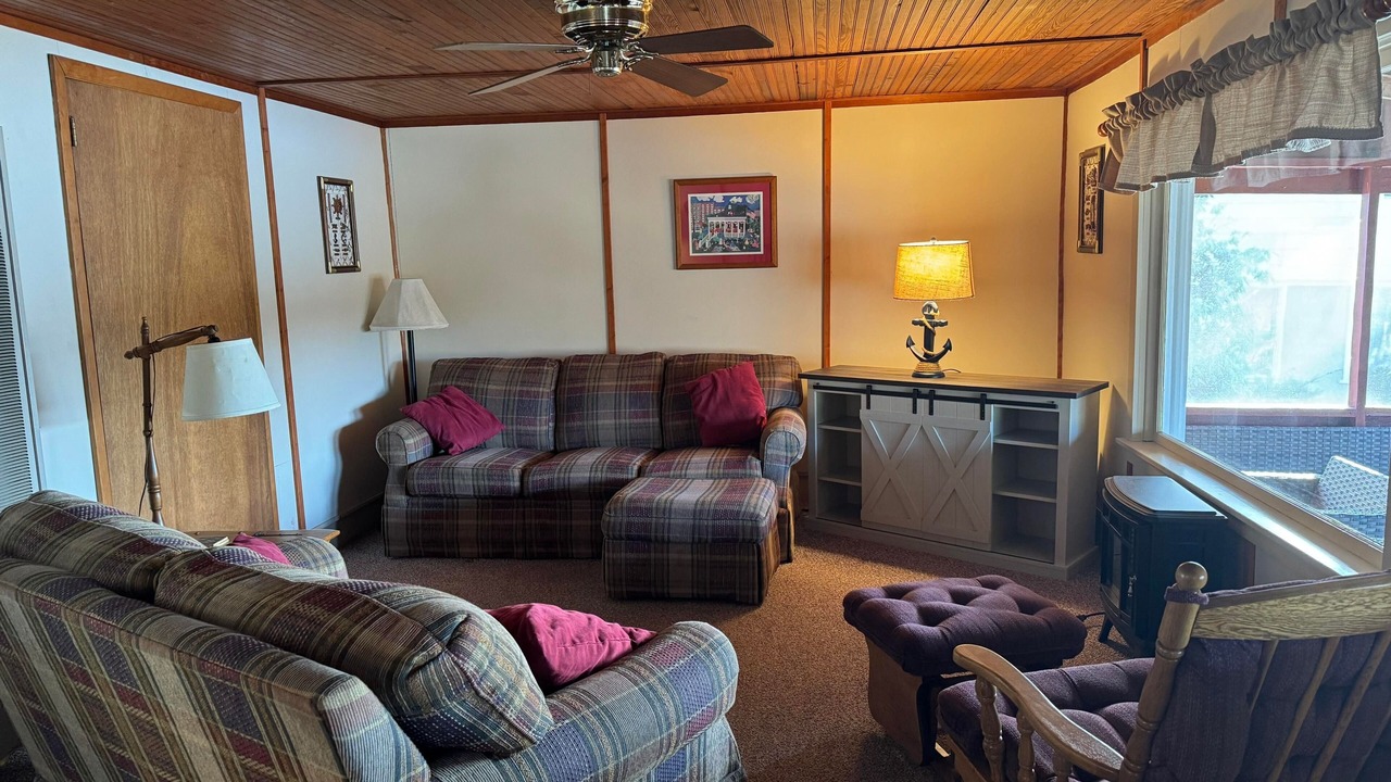 Photo of Livingroom in Queensbury