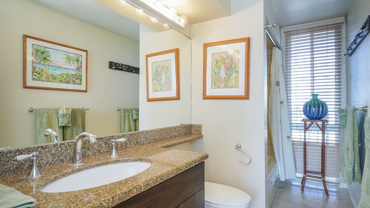 Photo of Bathroom in Diamond Head - Kapahulu - St. Louis