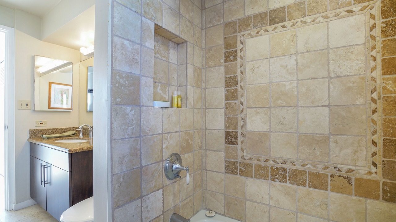 Photo of Bathroom in Diamond Head - Kapahulu - St. Louis
