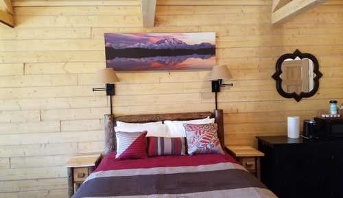 Deluxe Cabin, 2 Queen Beds, Refrigerator & Microwave