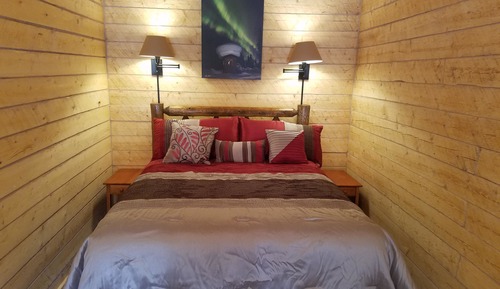 Deluxe Cabin, 2 Queen Beds, Refrigerator & Microwave