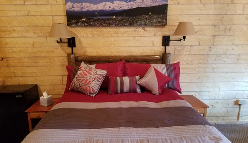 Deluxe Cabin, 2 Queen Beds, Refrigerator & Microwave