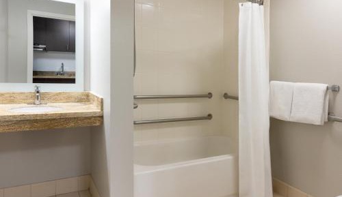 Studio Queen Suite - Mobility/Hearing Accessible with Tub