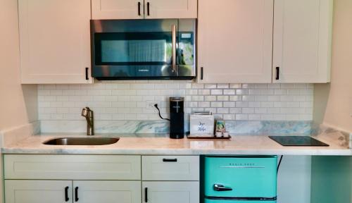 Premium Kalakaua Haus Kitchenette